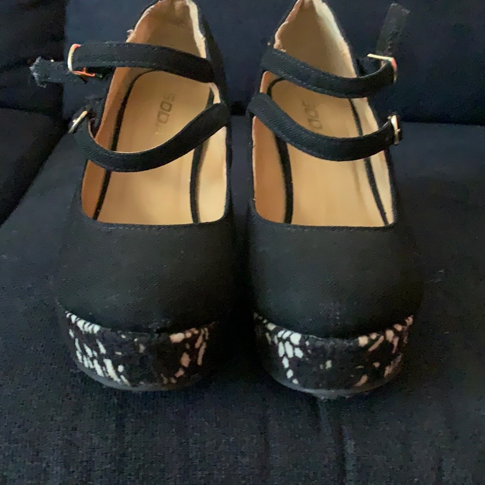 Soda black lace wedges